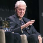 Ex -presidente Bill Clinton no palco discutindo seu livro