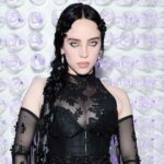Billie Eilish compartilha uma visão rara da tatuagem de seu peito em um biquíni sensual