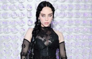 Billie Eilish compartilha uma visão rara da tatuagem de seu peito em um biquíni sensual Billie Eilish compartilha uma visão rara da tatuagem de seu peito em um biquíni sensual