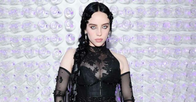 Billie Eilish compartilha uma visão rara da tatuagem de seu peito em um biquíni sensual