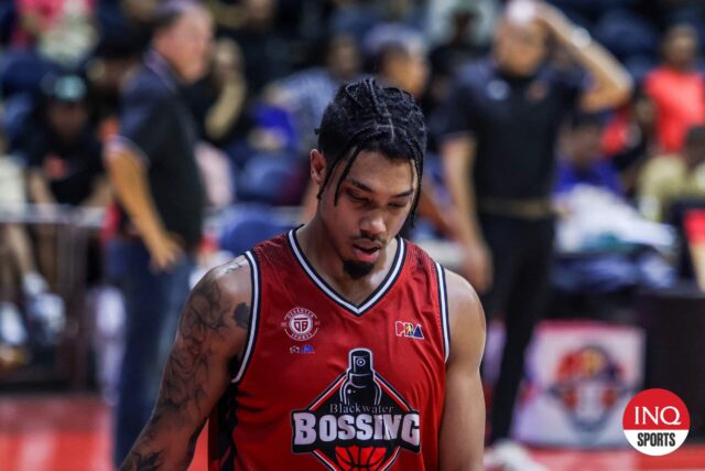Blackwater sobreviveram ao Converge, 93-91, no sábado, atrás de Sedrick Barefield, para entrar no jogo do campeonato do torneio de basquete de Kadayawan Invitational no ginásio da Universidade do Sudeste das Filipinas, na cidade de Davao.