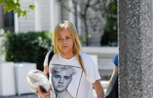 Blonde Bombshell, que é mais conhecido por interpretar uma garota camponista, é vista em uma excursão rara … você consegue adivinhar quem? Essa atriz parecia quase irreconhecível durante uma rara excursão em Los Angeles no fim de semana. Você consegue adivinhar quem ela é?