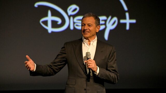O Ekecutive, o presidente da Disney Theatrical, que está participando de Bob Iger, participou de Sternjak Peter Jackson de 100 minutos. Veja o El Capitan Theatre, 18 de novembro de 2021. Em Hollywood, na Califórnia.
