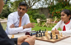 Bodhana Sivanandan se torna o jogador de xadrez mais jovem que derrota o Grandmaster Bodhana Sivanandan se torna o jogador de xadrez mais jovem que derrota o Grandmaster