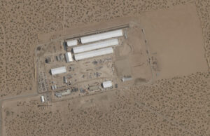 Bordações secretas US $ 1,2 bilhão Acordo militar para desenvolver grande acampamento de tendas ao ar livre de apreensão no deserto do Texas Um centro de detenção de imigração de 1.000 leitos foi aberto em Fort Bliss, Texas. (AP Graphic)