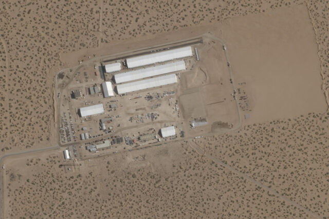 Um centro de detenção de imigração de 1.000 leitos foi aberto em Fort Bliss, Texas. (AP Graphic)