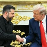 O presidente Donald Trump e o presidente ucraniano Volodymyr Zelensky apertam as mãos no escritório oval
