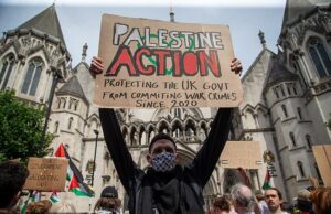 Brace da Grã -Bretanha para um fim de semana de protestanaria: centenas de ação da ação da Palestina desafiarão a ameaça de prisões em massa quando mais manifestações forem mantidas fora do hotel migrante Os demonstrantes de ação da Palestina podem nunca ser capazes de visitar os Estados Unidos ou trabalhar na educação se participarem do protesto deste fim de semana, o Met Police alertou (Filfoto)