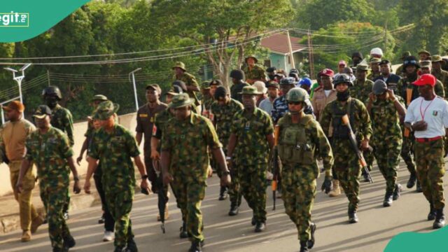Break: Celebração a 25 Terroristas ISWAP / JAS Submissão ao anfitrião nigeriano no estado popular do estado do norte

