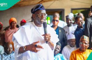 Break: Shout como o influente senador anuncia a deserção Break: Shout como o influente senador anuncia a deserção