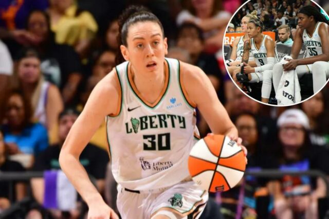 Breanna Stewart dribla durante o jogo Liberty-Mercury em 30 de agosto de 2025. 