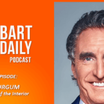 Breitbart News Daily Podcast EP. 824: Secretário do Interior Doug Burgum nos primeiros 200 dias de Trump