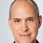 Brian Robbins pede a fusão de "agridoce" de paramount skydance em memorando para os funcionários no meio de sua partida como co-zo