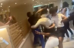 Brigando selvagem no navio de cruzeiro de carnaval, supostamente sobre ‘licitações de frango’. Carnival Cruise Light a bordo 1