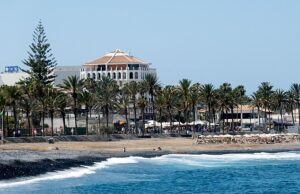 Brit, 16 anos, preso por “tentar estuprar turistas britânicos de 22 anos em seu hotel em Tenerife” Uma visão geral de Playa de Las Americas na Ilha Espanhola Tenerife