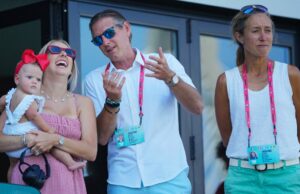 Brittany Mahomes combina perfeitamente Brittany Mahomes abraça com as crianças mais velhas Sterling e Bronze no KC Current Soccer Game Recurso