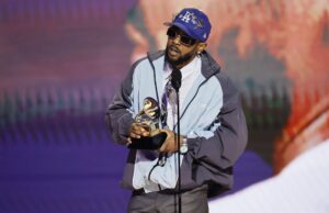 “Bro quer estar em debate”- a internet, a “Nokia, de Drake, antes de interpretar o” Nokia “,” Kendrick Lamar’ın “não nós”, como reage a Waka Flocka. "Bro quer estar em debate"- a internet, a "Nokia, de Drake, antes de interpretar o" Nokia "," Kendrick Lamar'ın "não nós", como reage a Waka Flocka.