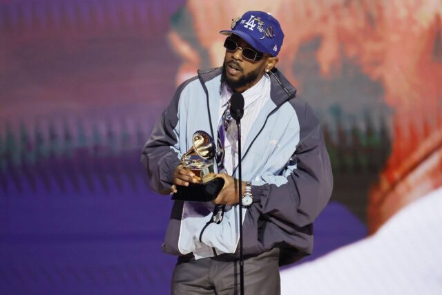 "Bro quer estar em debate"- a internet, a "Nokia, de Drake, antes de interpretar o" Nokia "," Kendrick Lamar'ın "não nós", como reage a Waka Flocka.


