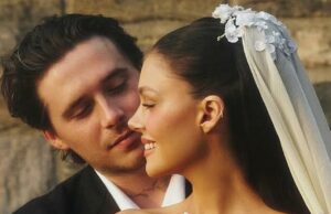 Brooklyn Beckham e Nicola Peltz revelam sua cerimônia de renovação secreta de promessa que foi oficiada por seu pai Nelson … com David e Victoria ainda a milhares de quilômetros de distância no iate Brooklyn Beckham e Nicola Peltz compartilharam fotos de sua renovação de promessa secreta no Instagram na segunda -feira e escreveram