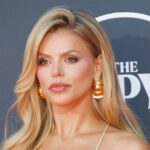 Brooks Nader aquece a Itália com um momento em topless e uma aparência de cowboy de diamantes de jornal infrutífero para deslumbrar 002