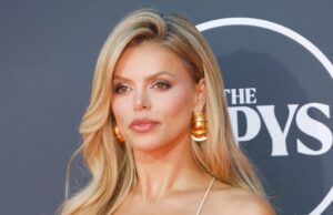 Brooks Nader aquece a Itália com um tempo em topless e Diamond Cowboy Brooks Nader aquece a Itália com um momento em topless e uma aparência de cowboy de diamantes de jornal infrutífero para deslumbrar 002