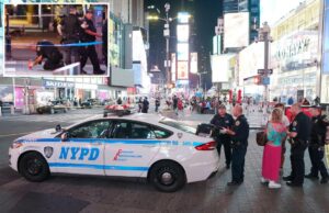 Bullets Over Broadway: Dois observadores inocentes, incluindo turistas, foram baleados na Times Square após a luta Bullets Over Broadway: Dois observadores inocentes, incluindo turistas, foram baleados na Times Square após a luta