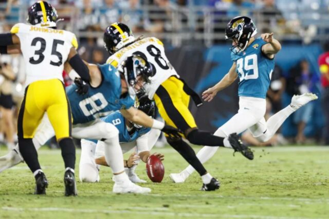 Cam Little (39) copia um gol para 70 jardas na primeira metade dos Jaguares de pré -temporada que perdem entre Steelers em 9 de agosto de 2025, seria um recorde se tivesse um lugar na temporada regular.