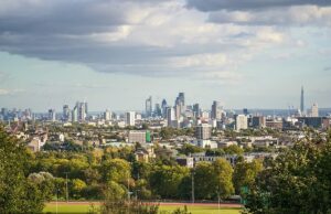 Caminhar por apenas 15 minutos por dia pode ajudar a reduzir os sintomas de doenças debilitantes que atingem um dos seis adultos – e aumenta Segundo os pesquisadores, gastar pelo menos 15 minutos na natureza é crucial para os moradores da cidade