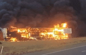 Caminhões irromperam nas chamas após um acidente de terror na estrada vitoriana Dois caminhões pegaram fogo após um acidente de horror no Western Way de Victoria