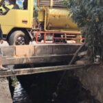 Caminhões virais eliminam os resíduos de fezes em canais de água no leste de Yakarta: a identidade foi embalada