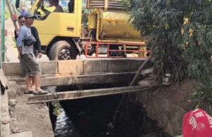 Caminhões virais eliminam os resíduos de fezes em canais de água no leste de Yakarta: a identidade foi embalada Caminhões virais eliminam os resíduos de fezes em canais de água no leste de Yakarta: a identidade foi embalada