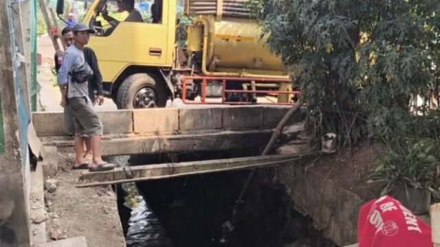 Caminhões virais eliminam os resíduos de fezes em canais de água no leste de Yakarta: a identidade foi embalada

