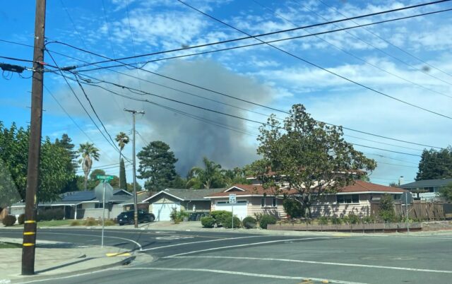 Camp Parks, Alameda County são afetados por um incêndio



