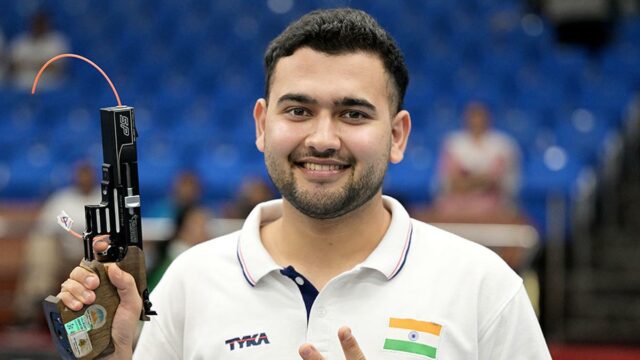 Campeonato Asiático de Tiro - Anish Bhanwala recebe a medalha de prata no evento de pistola de bombeiros rápidos de 25m



