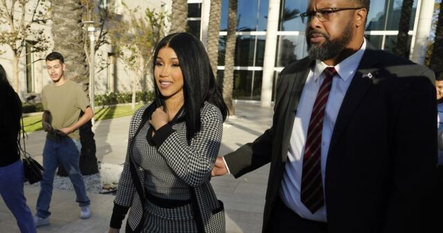 Cardi B diz que nunca tocou no segurança que entrou com uma ação por agressão, mas admite xingando -lhe.



