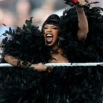 Cardi B traz o drama como uma série do SummerSlam da WWE: "Estamos fazendo história hoje à noite!"
