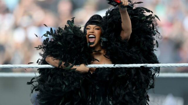 Cardi B traz o drama como uma série do SummerSlam da WWE: "Estamos fazendo história hoje à noite!"


