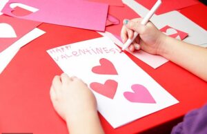 Caridade que pediu às crianças a mais de cinco anos que escrevessem crechas para os requerentes de asilo são relatados a um cão de guarda Crianças em idade escolar de cerca de cinco são convidadas a escrever cartões do Dia dos Namorados para os requerentes de asilo de escolas de caridade no santuário (cerveja)