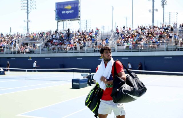 Carlos Alcaraz direcionando Jannik Sinner 'inacreditável' no US Open Carlos Alcaraz, da Espanha, sai da quadra depois de uma sessão de treinos antes do Aberto dos EUA no ITSA Billie Jean King National Tennis Center em 23 de agosto de 2025 na cidade de Nova York.