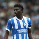 Carlos Baleba jogou por Brighton em agosto de 2025, contra o Fulham