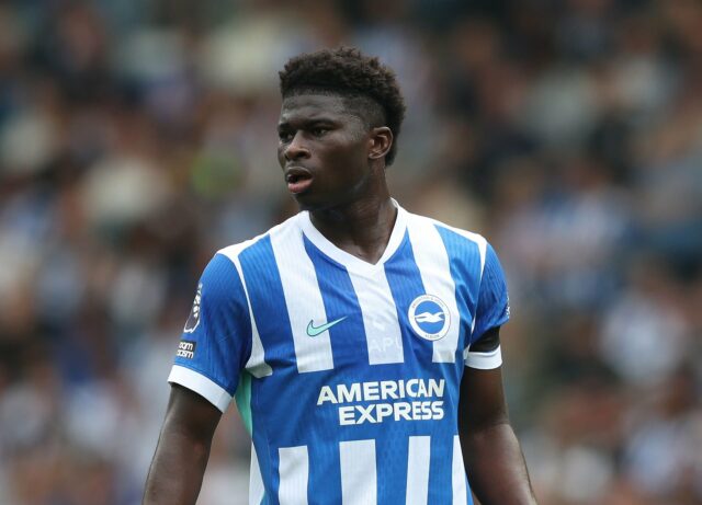 Carlos Baleba jogou por Brighton em agosto de 2025, contra o Fulham