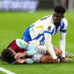 Carlos Baleba corre com a bola depois de marcar Brighton contra o Chelsea