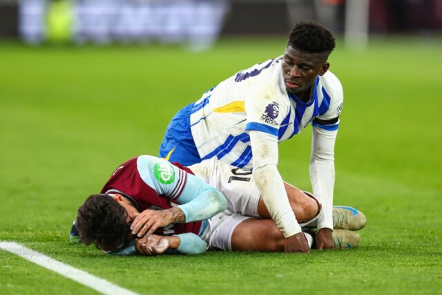 Carlos Baleba corre com a bola depois de marcar Brighton contra o Chelsea