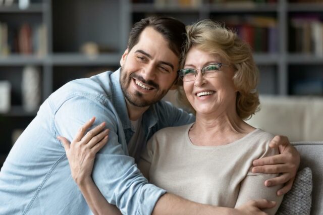 Caro Abby: Eu quero marcar uma consulta com um homem que é um ano mais velho que minha filha

