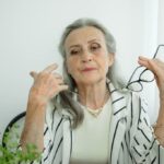 Duas mulheres discutem na cozinha.