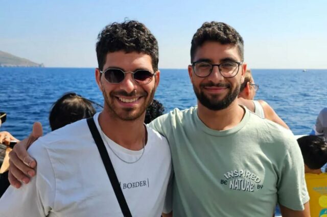 Israelense refém Evyatar David (à direita) e irmão Ilay (à esquerda