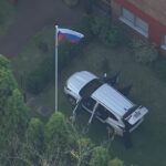Carro colidem com portões de edifício consular russo em Sydney