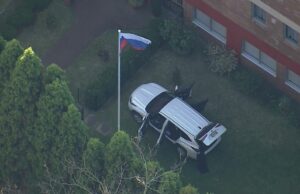 Carro colidem com portões de edifício consular russo em Sydney Carro colidem com portões de edifício consular russo em Sydney