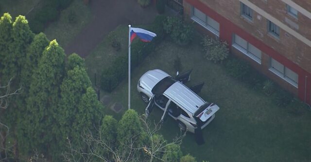 Carro colidem com portões de edifício consular russo em Sydney

