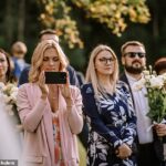 Jennifer, 48, e seu marido Paulo, 50, cobram pessoas de £ 130 para participar do casamento em Paris através do Invitin - um aplicativo baseado na França que permite pagar aos hóspedes participar de um casamento em sua própria escolha (armazém)